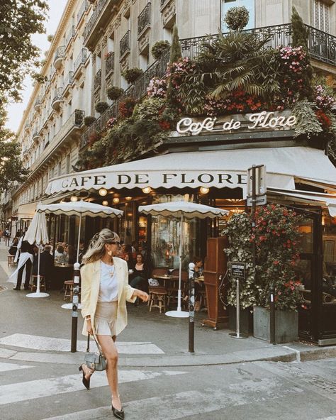 the famous Café de Flore 🌼 Did you know that it is one of the oldest coffeehouses in Paris? It used to be a popular hang out for famous… Paris Cafe Picture Ideas, Paris Photoshoot Outfit Ideas, Celebrities In Paris, Pictures To Take In Europe, May In Paris Outfit, Cafe Flore Paris, Paris Cafe Photoshoot, Paris Photo Shoot Ideas, Paris Cafe Outfit