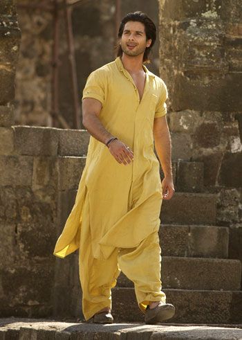 Shahid Kapoor Pathani Suit, Mens Traditional Wear, Wedding Kurta For Men, Kurta Men, Mens Kurta Designs, Kurta Style, Indian Men Fashion, Shahid Kapoor, African Clothing For Men