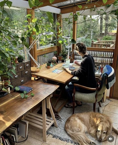 Art Studio Conservatory, Screened In Porch Art Studio, Art Studio Inspo Small Spaces, Outside Art Studio, Art Rooms In House, Outdoor Art Studio Ideas, Art Studio Garden, Home Workshop Studio, Painter Studio Workspaces