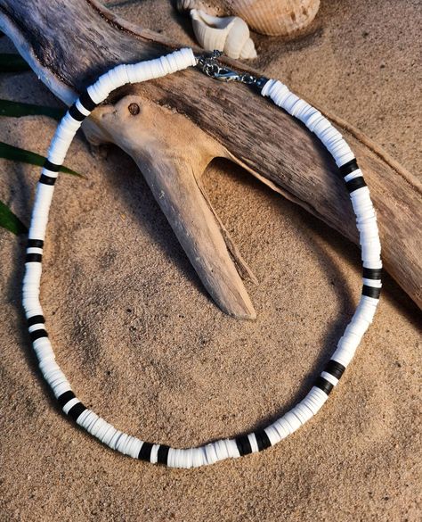 Black And White Clay Bead Necklace, Clay Bead Necklace Ideas, Clay Bead Choker, Necklace Clay Beads, Beaded Necklace Men, Clay Beads Necklace, Hippy Festival, Surf Necklace, Black Monochrome