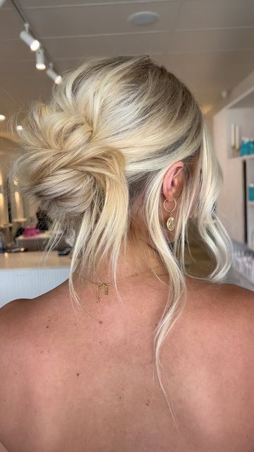 Sultry Hair, Old Money Hairstyles, Bridesmaid Hair Inspo, Hairstyles Female, Bridemaids Hairstyles, Blonde Updo, Wedding Hair Up, Prom Hair Updo, Simple Prom Hair