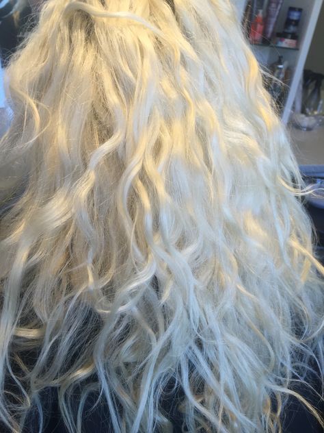 Platinum blonde natural texture curly wavy hair Hair Blonde Curly, Wavy Hair Blonde, Curly White Hair, Wavy Beach Hair, Super Curly Hair, Dipped Hair, Curly Wavy Hair, Blonde Natural, Blonde Hair Makeup