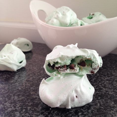 Chocolate Chip Meringue Cookies, Peppermint Meringues, Mint Chocolate Chip Cookies, Christmas Apps, Mint Chocolate Chip, Wedding Cake Recipe, Mint Cookies, Delectable Desserts, Meringue Cookies