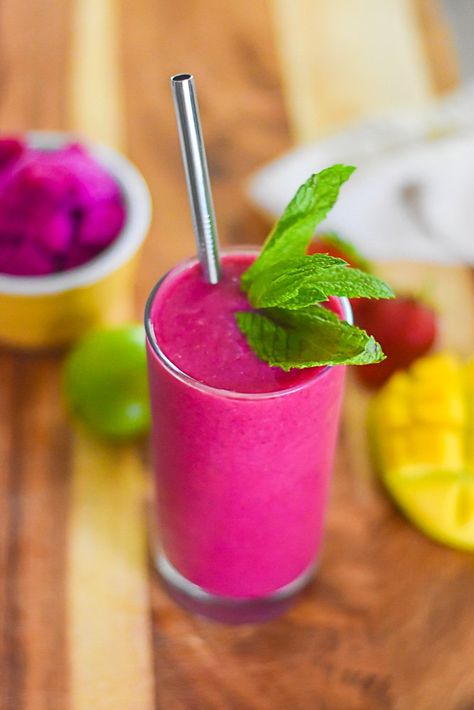 Pitaya Smoothie Recipe, Pink Smoothie Recipe, Dragon Fruit Smoothie Recipe, Healthy Drink Recipes Smoothies, Styling Moodboard, Pitaya Smoothie, Pink Pitaya, Delicious Smoothie Recipes, Pink Smoothie