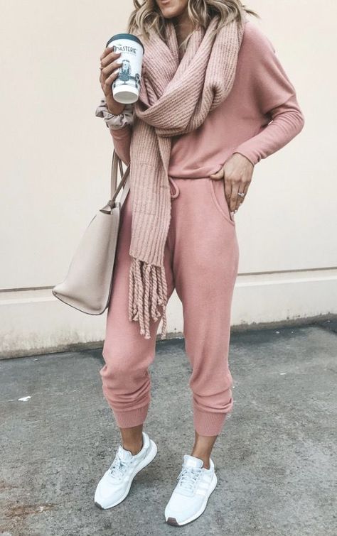 Pink Sweats Outfit, Cloth Study, Stylish Gym Outfits, Daily Dress Me, Sporty Chic Outfits, White Sneakers Outfit, Cute Sporty Outfits, Preppy Fall Outfits, Sweats Outfit