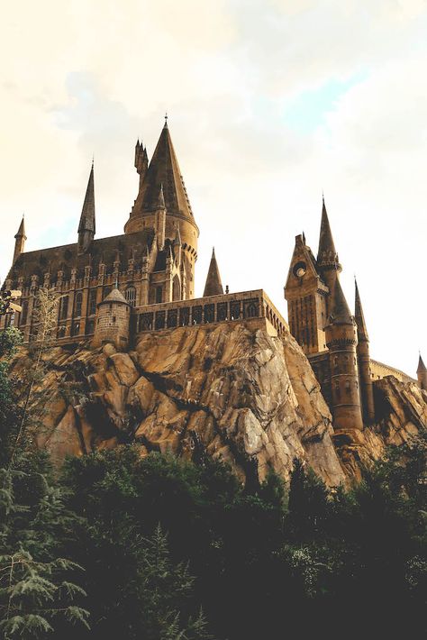 19 magical must-dos at The Wizarding World of Harry Potter Gryffindor Aesthetic, Hufflepuff Aesthetic, Harry Potter Wall, Harry Potter Background, Images Harry Potter, Hogwarts Aesthetic, Hogwarts Castle, Slytherin Aesthetic, Harry Potter Pictures