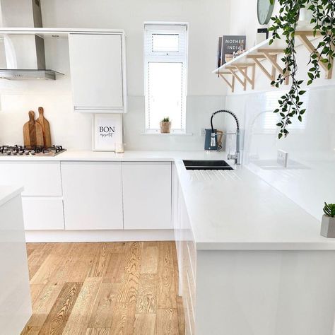 White Kitchen Howdens, Howdens Clerkenwell, Matt White Kitchen, White Kitchen Worktop, White Kitchen Units, Remodeling House, White Kitchen Inspiration, Remodel House, Paint House