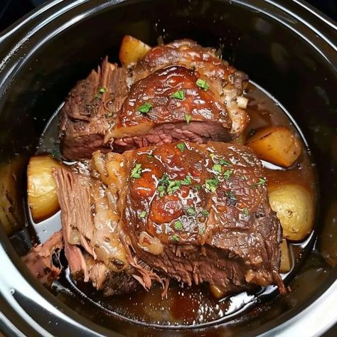 Slow Cooker Amish Pot Roast Amish Meals, Roast Crockpot, Quick Dinner Rolls, Dinner Rolls Easy, Dinner 2023, Ww Dinner, Apple Dumpling Recipe, Classic Pot Roast, Pot Roast Recipe