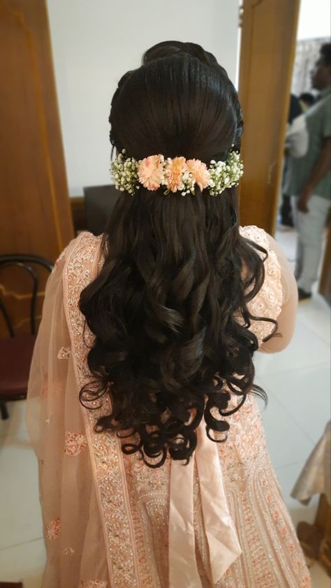 South Indian Hairstyles Open Hair, Christian Bridal Hairstyles For Saree, Wedding Hairstyles For Christian Bride, Christian Bride Hairstyle, Heir Stayl, Reception Hairdo, Simple Hairstyle For Saree, French Hairstyle, Reception Hairstyle