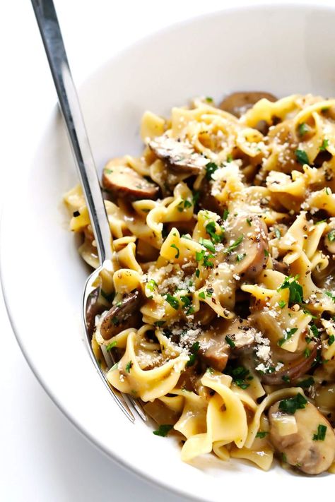 This vegetarian Mushroom Stroganoff recipe is quick and easy to make in about 30 minutes, and it is perfectly comforting, hearty, savory, and delicious. My recipe for traditional Beef Stroganoff has long been one of the most popular posts on this blog.  And with good reason — it’s one of my faves.  But!  As more and more of us … Stroganoff Vegetarian, Mushroom Dinner, Noodles Healthy, Mushroom Stroganoff Recipe, Traditional Pasta, Resep Pasta, Dinner Pasta, Mushroom Stroganoff, Stroganoff Recipe