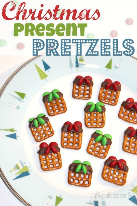 Christmas Pretzels, Pretzel Treats, Chocolate Dipped Pretzels, Diy Spring, Snacks Für Party, Christmas Snacks, Christmas Cooking, Christmas Goodies, Noel Christmas