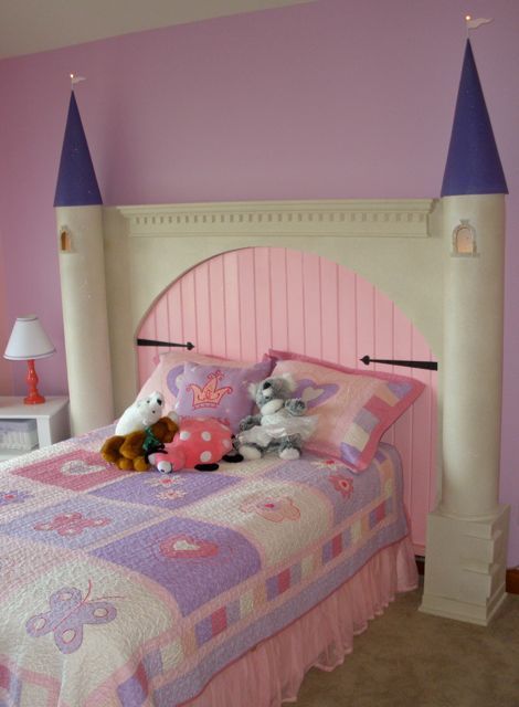 diy castle headboard - this site has the instructions to do this Castle Headboard, Princess Headboard, Girls Room Decals, Castle Bed, Dorm Room Wall Art, Girls Room Design, Boy Girl Room, Dorm Room Walls, Princess Bed