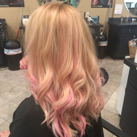 Pink Hair Highlights, Blonde Hair With Pink Highlights, Beige Blond, Pink Blonde Hair, Haiwan Comel, Light Pink Hair, Pink Hair Dye, Hair Mistakes, Dyed Blonde Hair