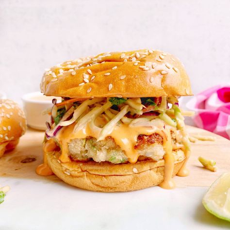 Easy Shrimp Burger Recipe, Sauce For Shrimp Burgers, Summer Burger Ideas, Seafood Burger Recipes, Shrimp Burgers Recipe, Shrimp Patties Recipes, Prawn Burger, Shrimp Patty, Shrimp Burger Recipe