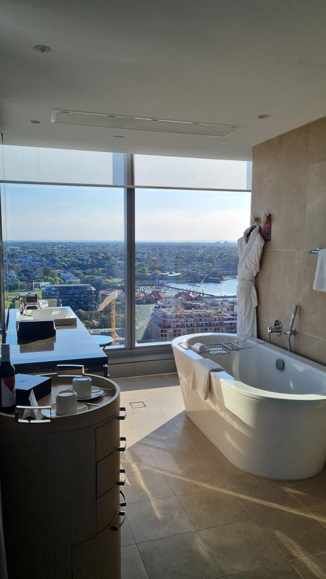 Luxury hotels bathroom city Bathroom Ideas Big Window, Nice Apartment Bathroom, Apartments With A View, Beautiful Lofts Apartments, City Bathroom Aesthetic, High Rise Apartment Bathroom, Penthouse Apartment Aesthetic Bathroom, Nyc Apartment Aesthetic Bathroom, New York City Apartment Bathroom