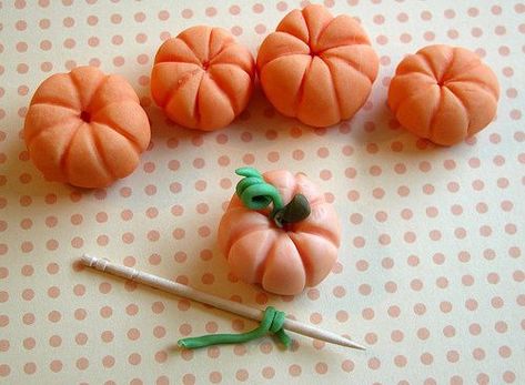 Halloween Fondant, Pumpkin Tutorial, Halloween Baking, Fondant Tutorial, Modeling Chocolate, Fondant Decorations, Fondant Cupcakes, Fondant Toppers, Fondant Figures