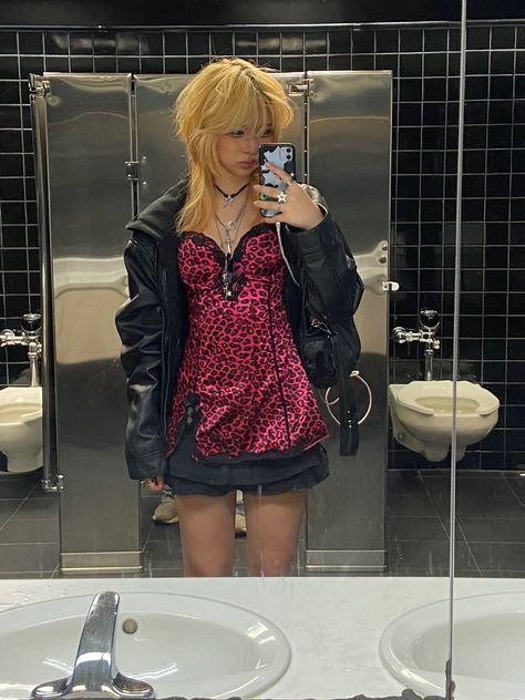 Goth Outfits Blonde Hair, Y2k Outfits Gyaru, Faggotcore Aesthetic, Y2k Coat Outfit, Emo Gyaru Fashion, Fashion Inspo Outfits Y2k, Ajego Gyaru Fashion, Asian Goth Aesthetic, Y2k Gyaru Fashion