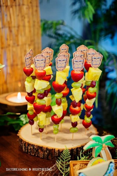 survivor theme decorations | For Luau Theme: Fabulous Ideas via Kara's Party Ideas- party food idea Hawai Party, Tropisk Fest, Survivor Party, Luau Food, Festa Moana Baby, Bebe Shower, Hawaiian Party Theme, Tropical Food, Hawaiian Party Decorations