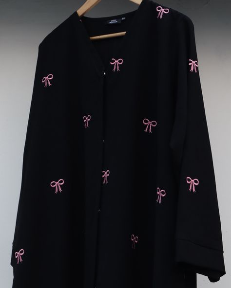 Introducing our Black Abaya with Pink Bow Embroidery! 🎀✨ This abaya effortlessly combines timeless elegance with a touch of modern flair. Made from luxurious black fabric, it’s elevated by the adorable pink bow embroidery. 🌸 Perfect for both casual outings and special occasions, this trendy piece is designed to stand out while keeping you comfortable. Meticulously crafted to ensure quality and style in every stitch. Step up your modest fashion game with Malikah. 💫 #malikahmodestwear #bowa... Bow Abaya Pink, Bow Abaya Black, Bow Abaya Design, Cute Abaya Designs, Trendy Abaya Designs, Abayas Black, Abaya Fashion Modern, Embroidery Abaya, Khimar Abaya