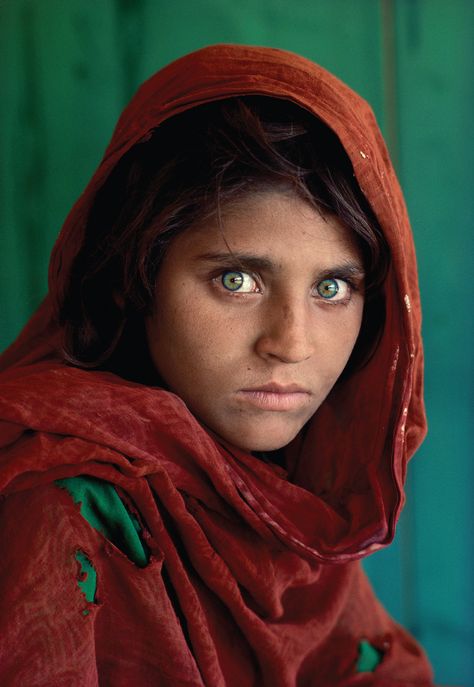 Afghan Girl High Resolution Famous Portrait Photographers, National Geographic Cover, Famous Portraits, Foto Portrait, Steve Mccurry, Famous Photos, National Geographic Magazine, Foto Tips, Draw Picture