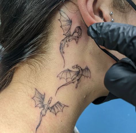 Behind The Ear Dragon Tattoo, Dragon Behind Ear Tattoo, Snake Tattoo Behind Ear, Neck Dragon Tattoo, Dragon Tattoo Behind Ear, Behind Ear Tattoo Ideas, Dragon Tattoo Neck, State Tattoos, Behind Ear Tattoos