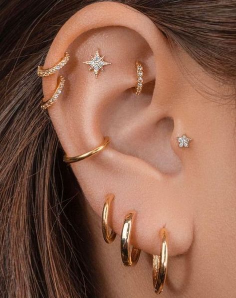 Piercings Women, Ušný Piercing, Ear Styling, Minimalist Ear Piercings, Piercing Inspo, Cool Ear Piercings, Star Earring, Pretty Ear Piercings, Cute Ear Piercings