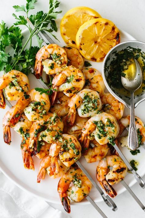 Brochettes : 21 idées de recettes originales et ultra savoureuses pour un barbecue inoubliable ! - Biba Magazine Prawn Skewers, Shrimp Skewer Recipes, Shrimp Marinade, Grilled Shrimp Skewers, Resep Seafood, Herb Roasted Potatoes, Marinated Shrimp, Grilled Shrimp Recipes, Shrimp Skewers