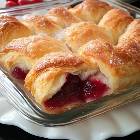 Cherry Filled Crescent Rolls Apple Cinnamon Crescent Rolls, Filled Crescent Rolls, Crescent Roll Recipes Dessert, Berry Pie Filling, Crescent Roll Dessert, Mixed Berry Pie, Homemade Cherry Pies, Orange Baking, French Baking