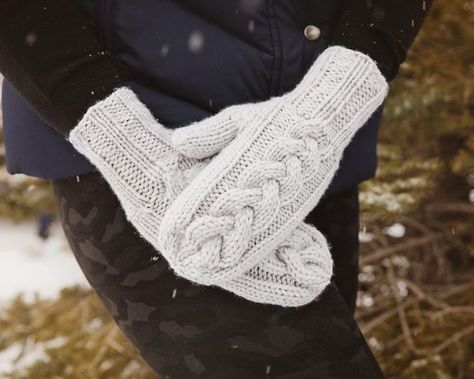 Cable Knit Mittens, Magic Loop Knitting, Knitting Gloves, Knitted Projects, Knitted Mittens Pattern, Knit Inspiration, Bulky Knit, Glove Pattern, Knitted Mittens