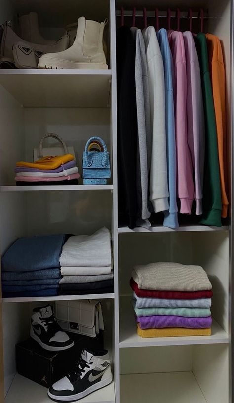 Color Coded Closet, Closet Organisation, Organized Closet, Room Organization Bedroom, Wardrobe Room, Closet Decor, Pinterest Room Decor, Perfect Closet, Closet Organizer