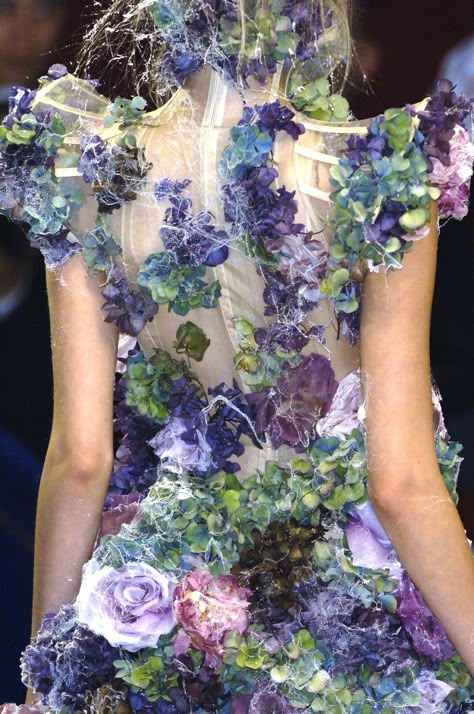 Alexander McQueen Detail Couture, Embellishment Details, Savage Beauty, Mcqueen Fashion, فستان سهرة, Creative Images, Floral Fashion, Purple And Green, Girly Fashion