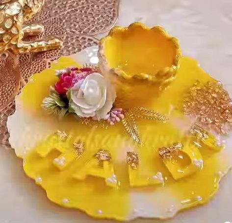 Resin art
Resin plate Resin Haldi Platter, Resin Platter Ideas, Haldi Hampers, Haldi Plate, Haldi Tray, Resin Tray Ideas, Haldi Function Decoration, Platter Decoration, Haldi Platter