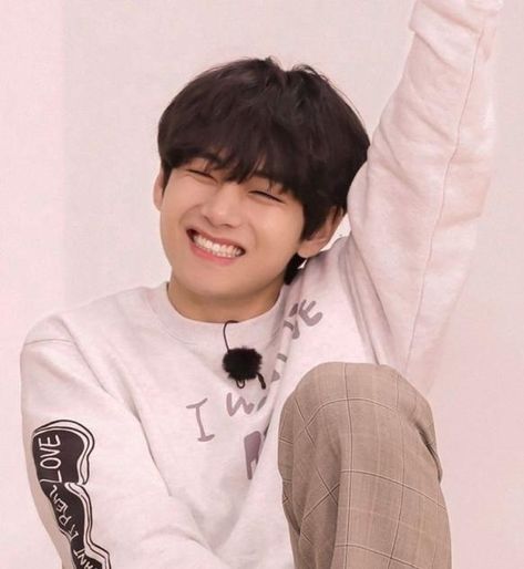 Taehyung Smile, V Smile, V Chibi, Organization Pantry, Smile Icon, Bts Maknae Line, V Cute, K Wallpaper, Taehyung Photoshoot