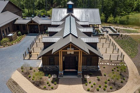 Meadow Creek Farm - Blackburn Architects, P.C. Luxury Horse Barns, Dream Barn Stables, Stable Style, Horse Farm Ideas, Equestrian Design, Horse Barn Ideas Stables, Horse Barn Designs, Dream Stables, Dream Horse Barns