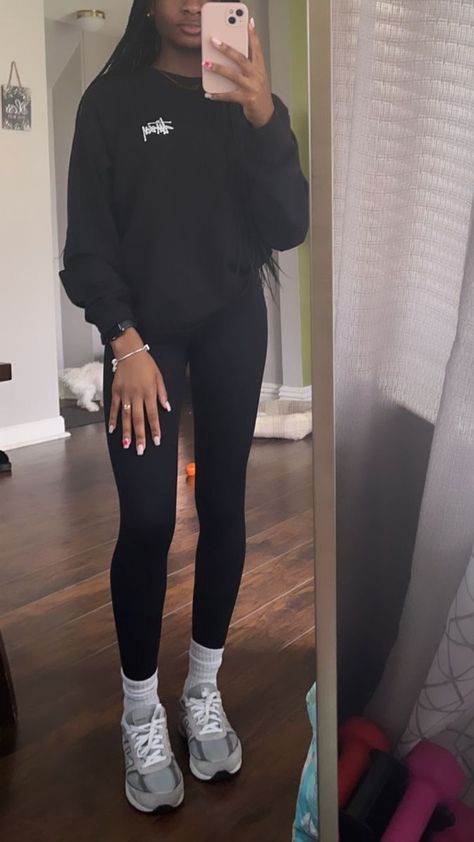 Essential Hoodie Outfits For Women, Outfits Ideas Black Women, Cute Easy Outfits For School, New Balance Outfit, Black Leggings Outfit, Chill Fits, Cute Lazy Day Outfits, Swag Outfits For Girls, Chill Outfits