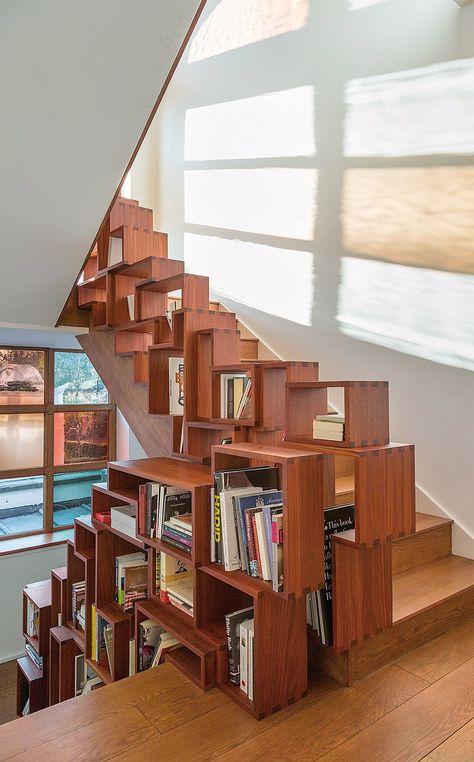 Book Shelf Staircase, Wall Protector Ideas, Bookshelf Staircase, Staircase Storage Ideas, Stairs Library, Corner Stairs, Staircase Bookshelf, Banister Remodel, Home Decor Stairs