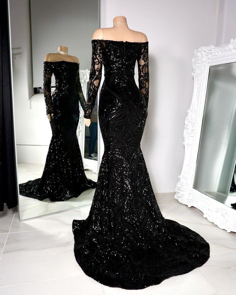 Making this in another color would be pretty ✨✨ Black Silver Prom Dress, Black And Silver Prom Dress, Extra Fits, Black Long Sleeve Prom Dress, Black Lace Evening Gown, Mexican Quinceanera Dresses, Black Lace Gown, Wedding Guest Gowns, Elegant Wedding Guest Dress