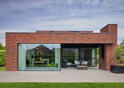 house cn • ArchitectureStudio Segers Modern Brick House Exterior, Modern Brick House, Loft Style Apartments, Flat Roof House, Tiny House Loft, Casa Country, Building House Plans Designs, House Extension Design, House Arch Design