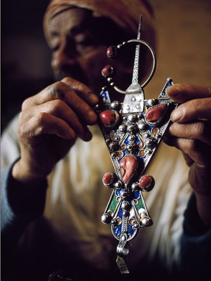 Africa | Old Kabyle jewellery being sold at Beni Yenni.  Image from "Algeria: Learning to Live With Independence," August 1973, National Geographic magazine | © Thomas J Abercrombie. Moroccan Jewelry, Antique Pins, African Jewelry, North Africa, Ethnic Jewelry, Look Fashion, Brighton, Morocco, Antique Jewelry