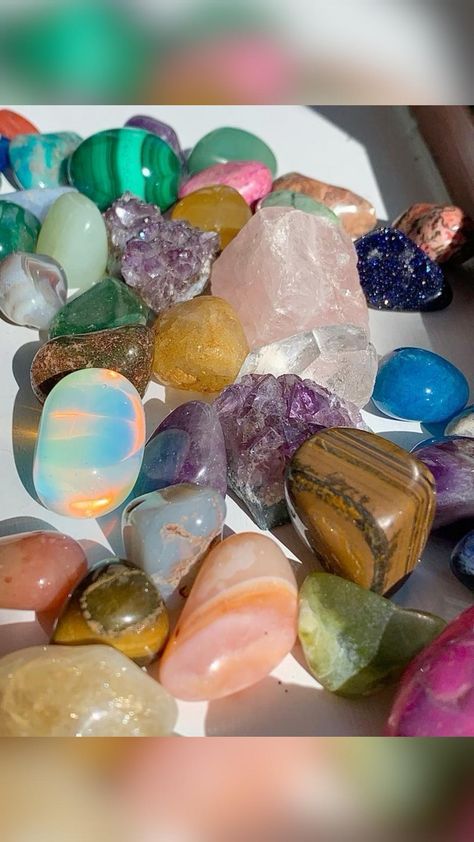 Rocks And Crystals Aesthetic, Cool Crystals Aesthetic, Pretty Crystals Aesthetic, Stones And Crystals Aesthetic, Spiritual Crystals Aesthetic, Crystal Core Aesthetic, Crystal Vibes Aesthetic, Pierre Aesthetic, Crystals Aesthetic Witch