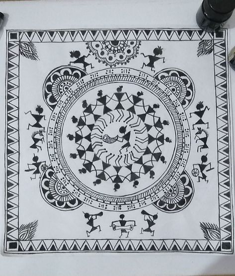 Warli painting is a form of tribal art mostly created by the tribal people of Maharashtra, India. This form of art includes simple principle which use a set of basic geometric shapes: a circle, a triangle, and a square. Warli Art Composition, Traditional Warli Art, Varli Painting Art Simple, Art Forms Of India Drawing, Simple Warli Art, Adiwasi Art, Warli Mandala Art, Warli Art Painting, Indian Art Forms