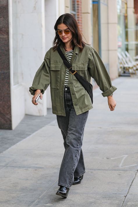 Green Demin Jacket Outfit, Khaki Overshirt Outfit Women, Green Canvas Jacket Outfit, Green Shaket Jacket Outfit, Olive Green Jean Jacket Outfit, Olive Green Shirt Outfit Women Summer, Army Jacket Outfit Women, Denim Green Jacket Outfit, Oversized Khaki Jacket Outfit