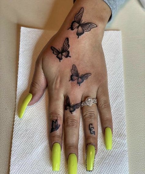 Tattoo Therapy, Tattoo Main, Butterfly Hand Tattoo, Stencil Outline, Finger Tattoo For Women, Finger Tats, Hand Tattoos For Girls, Cute Hand Tattoos, Pretty Hand Tattoos