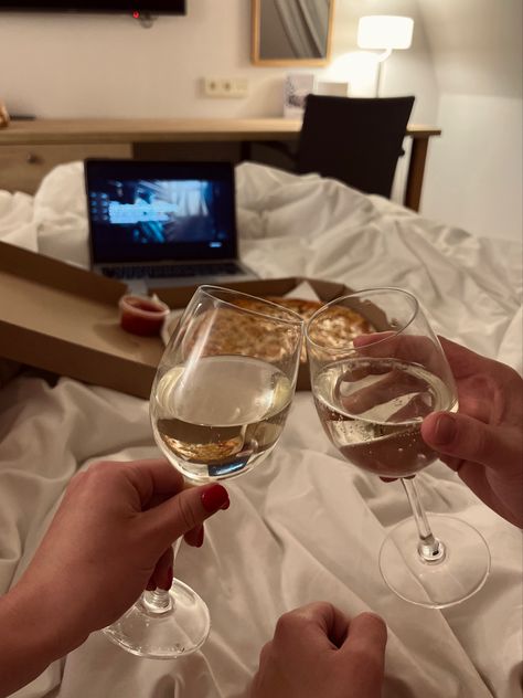 Date night hotel wine Prosecco pizza boyfriend together Date Night With Boyfriend, Night With Boyfriend, Boyfriend Inspiration, Type Of Girlfriend, Nyc Travel Guide, Paper Background Design, Romantic Hotel, Wine Night, With Boyfriend