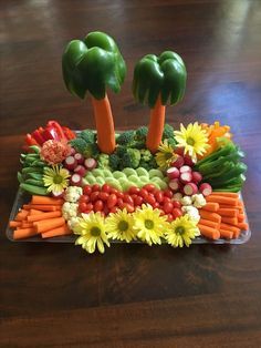 Luau Veggie Tray Tropisk Fest, Vegetable Tray, Vegetable Platter, Decorações Com Comidas, Fruit Kabobs, Party Food Platters, Food Carving, Veggie Tray, Food Garnishes