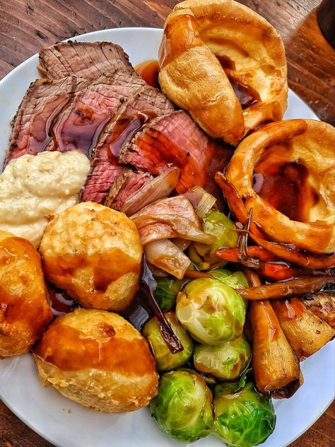 British Roast Dinner, Roast Ideas, Roast Dinner Sides, Sunday Roast Dinner, Roast Beef Dinner, Ground Beef And Cabbage, Sunday Dinner Recipes, Easy Chicken Breast, Ground Chicken Recipes