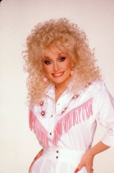 30 Gorgeous Photos That Defined Fashion Styles of Dolly Parton in the 1980s ~ Vintage Everyday Dolly Parton Costume, Dolly Parton Pictures, Divas Pop, Cowgirl Aesthetic, No Bad Days, Pink Cowgirl, Hello Dolly, American Music Awards, Hollywood Walk Of Fame