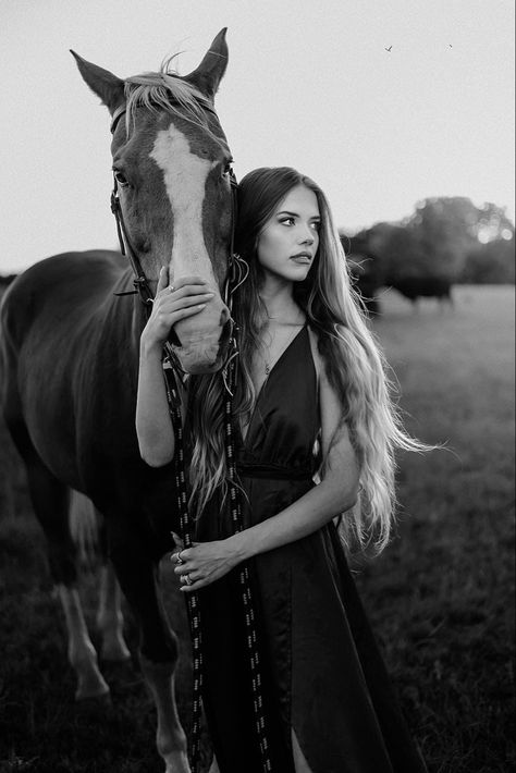 Equestrian Photoshoot, Horse Photoshoot Ideas, Equine Photography Poses, Horse Senior Pictures, Cowgirl Photoshoot, Horse Photography Poses, Foto Cowgirl, Cowgirl Photo, Pictures With Horses