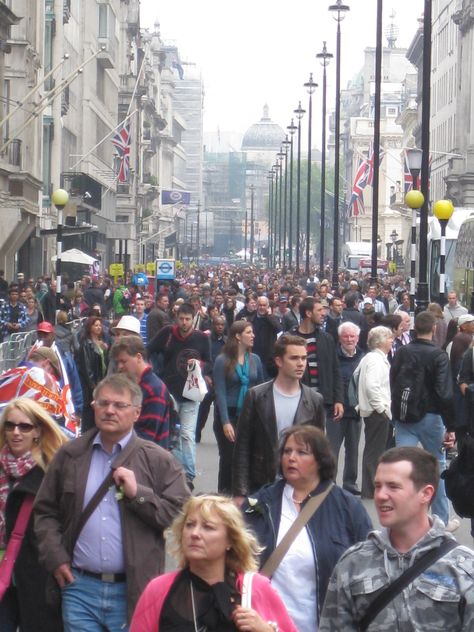 Crowded Street Drawing, Busy London Street, Crowded People Aesthetic, Crowded Street Aesthetic, Crowd Aesthetic, Street Photography People, Bob Marley Art, Crowd Of People, People Crowd