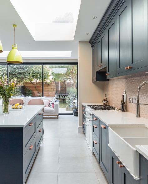 Embracing the sweet charm of pink in this shaker-style kitchen, where traditional meets trendy! Immerse yourself in a world of classic elegance, with a delightful pop of colour that'll add a personal touch and flair to your space #classickitchens #scandikitchens #bespokekitchens https://www.solakitchens.com/calm-space/ Calm Space, Kitchen Diner Extension, Big Families, Open Plan Kitchen Dining Living, Open Plan Kitchen Diner, Boho Hairstyle, Kabinet Dapur, Open Plan Kitchen Dining, Open Plan Kitchen Living Room